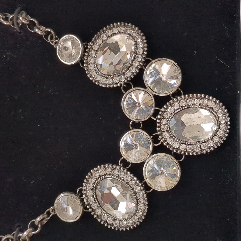 Costume Jewelry - Big Rhinestone Bib Necklace 21"